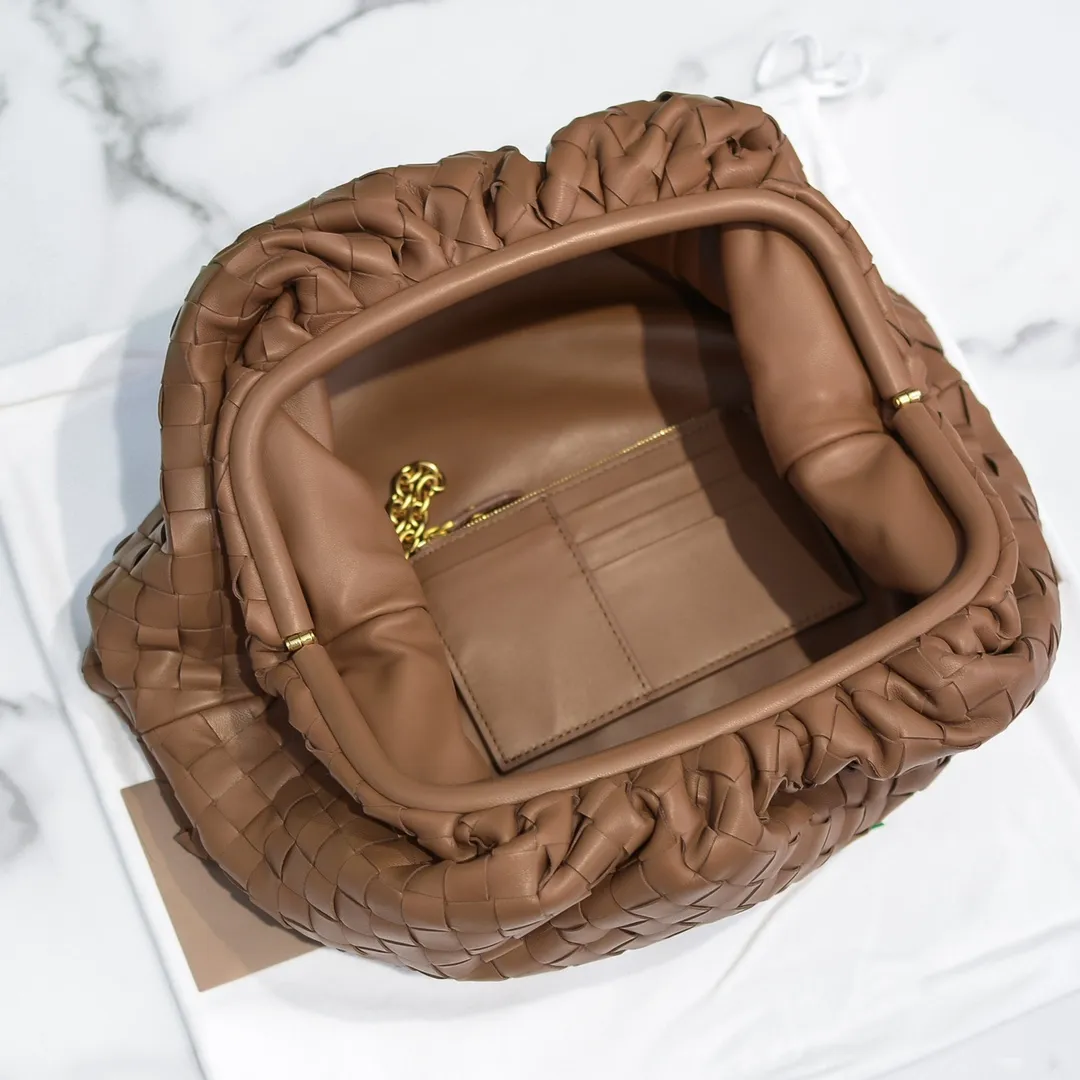 🔥🔥The counterattack of the popular Bottega Veneta started with this series of cloud bags, which went viral in the fashion circle and started a craze! Out of stock, out of stock, out of stock... One piece is hard to find, super hard to buy, regardless of age, season, or occasion. Very classy. Really, if you carry this on the road, it will turn heads! This is also the reason why this series is so expensive. Large size: 38*20*8.5cm [Big clouds and large grid weaving]